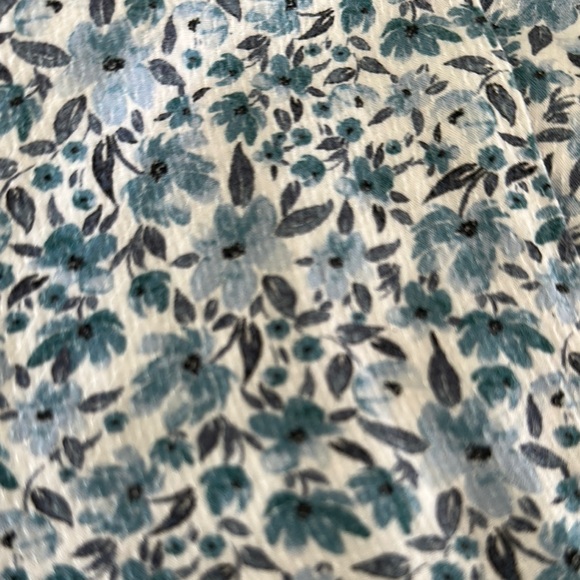 STILLWATER Chic Blue and White Floral Midi Dress with Plunging Neckline - Picture 2 of 12